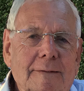 Jean Pharisa devant une haie_n