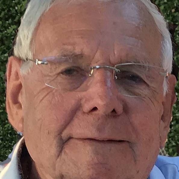 Jean Pharisa devant une haie_n